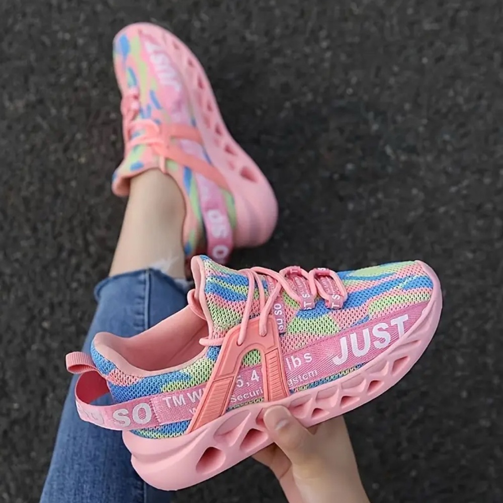Just So So Stylish Pink Camo Shoes 7.5 - Picture 2 of 4